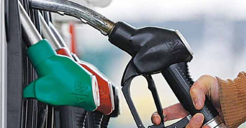 Govt Announces Fresh Cut in Petrol, Diesel Prices in Pakistan