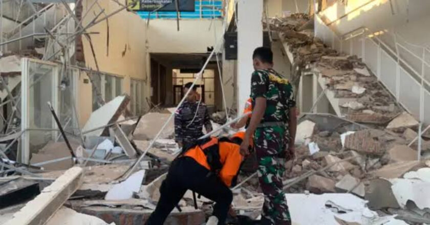 Indonesia Earthquake: Death Toll Rises to 40 After 7.7-Magnitude Quake Hits Flores